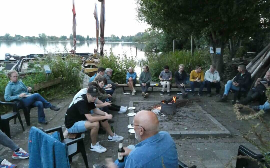 Bedrijfsfeest met zeilen en kampvuur